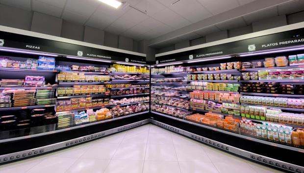 Neveras con platos preparados en un supermercado de Madrid