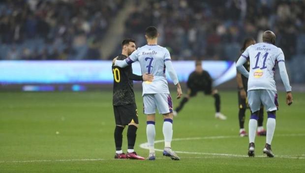 Cristiano Ronaldo y Leo Messi durante un partido amistoso en Arabia Saudí
