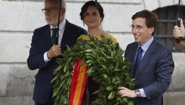 El alcalde de Madrid José Luis Martínez-Almeida y la presidenta de la Comunidad de Madrid, Isabel Díaz Ayuso, durante el homenaje a los Héroes del 2 de Mayo