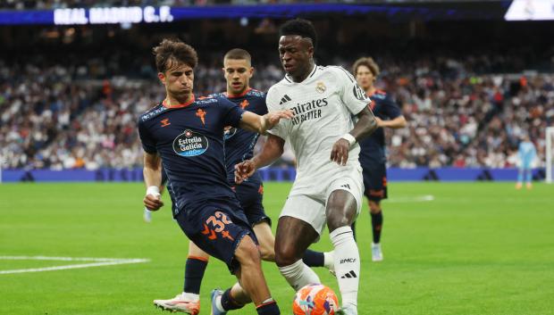 Vinicius pelea un balón con Javi Rodríguez