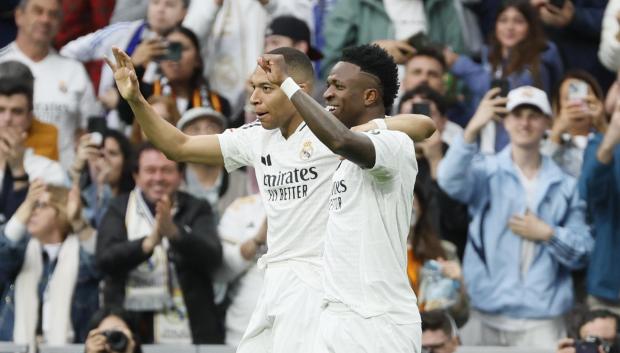 Mbappé celebra du segundo gol ante el Celta junto a Vinicius