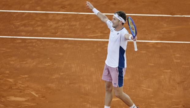 El tenista noruego Casper Ruud celebra la victoria ante el británico Jack Draper, al término de la final del Mutua Madrid Open de tenis disputada este domingo en la Caja Mágica, en Madrid. EFE/Sergio Pérez