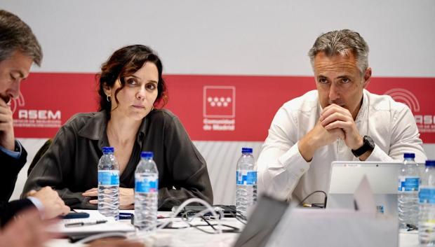 El presidente de la Comunidad de Madrid, Isabel Díaz Ayuso, y el consejero de Medio Ambiente, Agricultura e Interior, Carlos Novillo