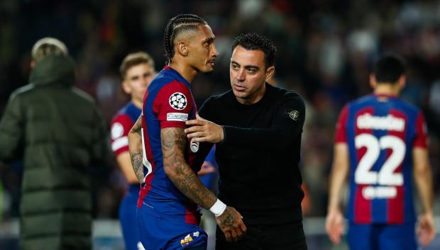 Raphinha y Xavi Hernández en un partido de la temporada pasada