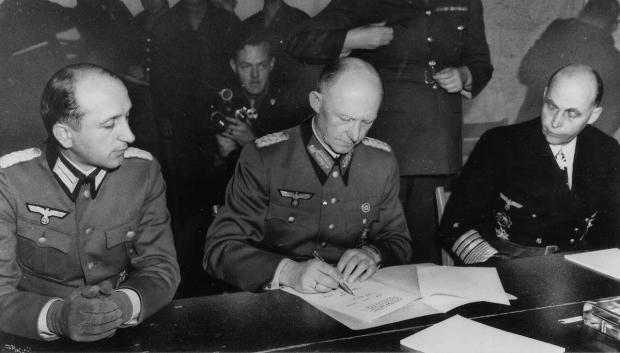 Jodl firmando la rendición de Alemania el 7 de mayo de 1945 en Reims
