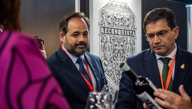 El presidente del Partido Popular de Castilla-La Mancha, Paco Núñez, junto al presidente de la Diputación de Ciudad Real, Miguel Ángel Valverde.

REMITIDA / HANDOUT por PP CASTILLA-LA MANCHA
Fotografía remitida a medios de comunicación exclusivamente para ilustrar la noticia a la que hace referencia la imagen, y citando la procedencia de la imagen en la firma
08/5/2025