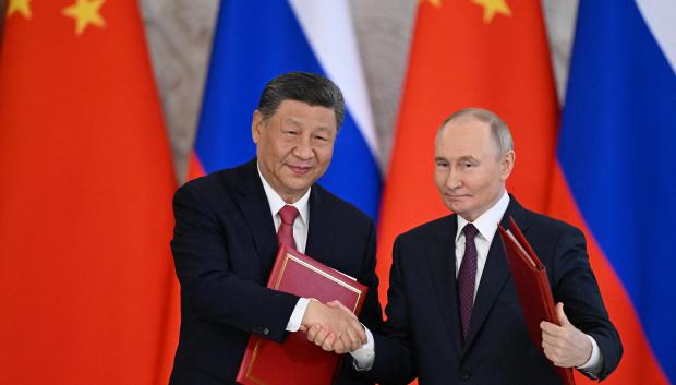 El presidente ruso, Vladimir Putin, y su homólogo chino, Xi Jinping, intercambiaron documentos durante una ceremonia de firma tras sus conversaciones en el Kremlin de Moscú