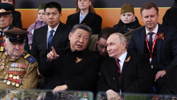 El presidente ruso, Vladímir Putin, y el presidente chino, Xi Jinping, asisten al desfile militar del Día de la Victoria en la Plaza Roja, en el centro de Moscú