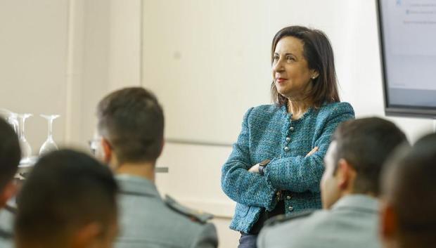 La ministra de Defensa, Margarita Robles, mantiene un encuentro en la Academia General Militar de Zaragoza con alumnos del primer y cuarto curso