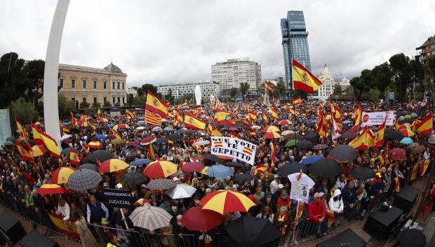 La lluvia ha amenazado por momentos a los manifestantes, que pese a todo han conseguido llenar la plaza de Colón y zonas aledañas