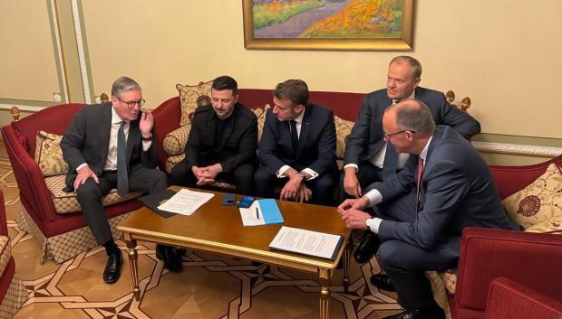 Zelenski junto a Tusk de Polonia, Starmer de Reino Unido, Macron de Francia y Merz de Alemania en llamada telefónica con Trump