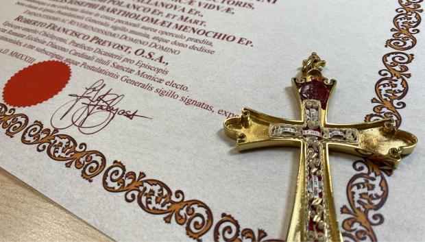 La cruz pectoral de León XIV, junto al certificado de autenticidad de las reliquias