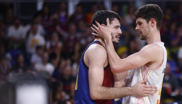 El alero del FC Barcelona Álex Abrines y Oriol Paulí