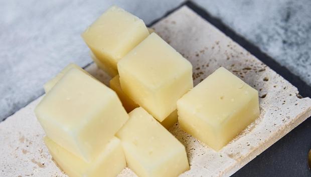 el Queso Castellano será aquel elaborado exclusivamente con leche de oveja de Castilla y León