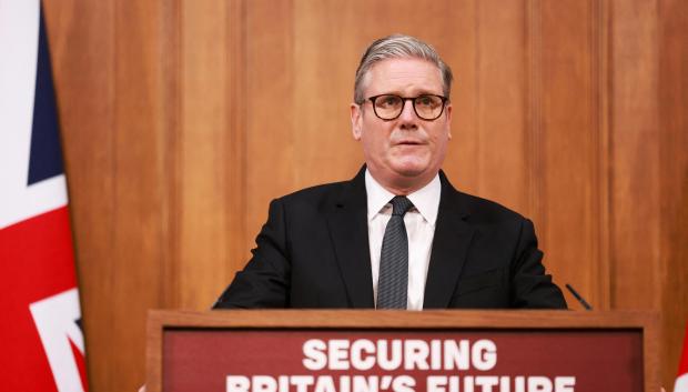 El primer ministro británico, Keir Starmer, pronuncia un discurso durante una rueda de prensa en la sala de prensa del número 9 de Downing Street