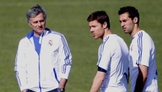 Xabi Alonso, junto a José Mourinho y Álvaro Arbeloa, en un entrenamiento del Real Madrid