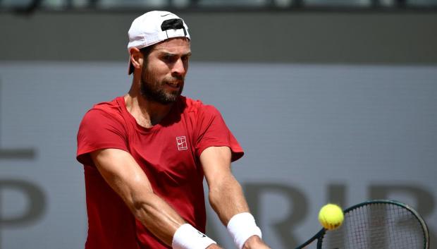 Khachanov golpea de revés en el duelo ante Alcaraz