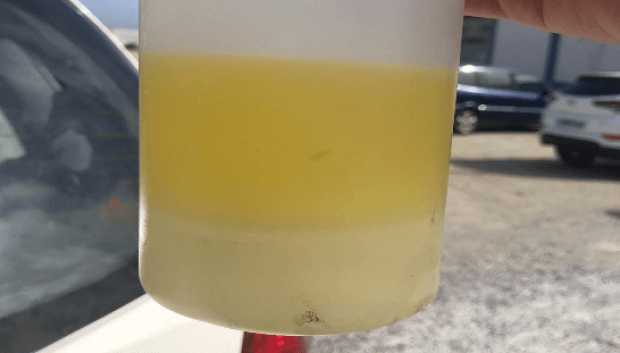 El agua se va al fondo, la gasolina flota