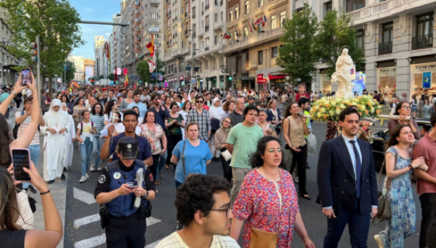 Cientos de fieles acompañan al Rosario