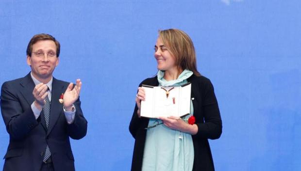 Almeida entrega la distinción a la representante del almacén de Pontejos