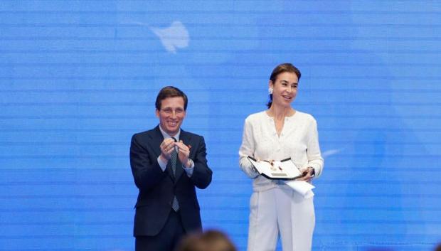 Carmen posadas recibe la medalla de San Isidro de la mano de José Luis Martínez-Almeida