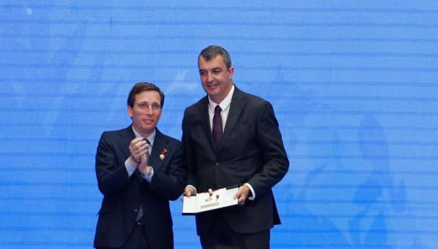 Almeida entrega la medalla de San isidro a la Vuelta a España