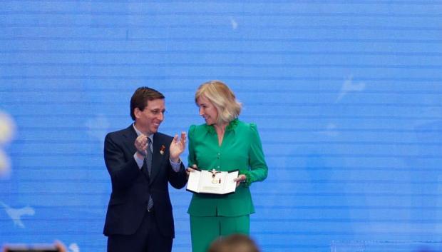 Almeida entrega la distinción a la banquera María Dolores Dancausa