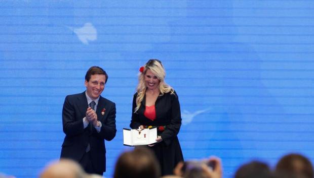 María Luisa Gutiérrez recoge la medalla de San Isidro