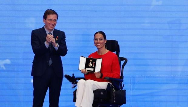 Teresa Perales recoge la medalla de San Isidro