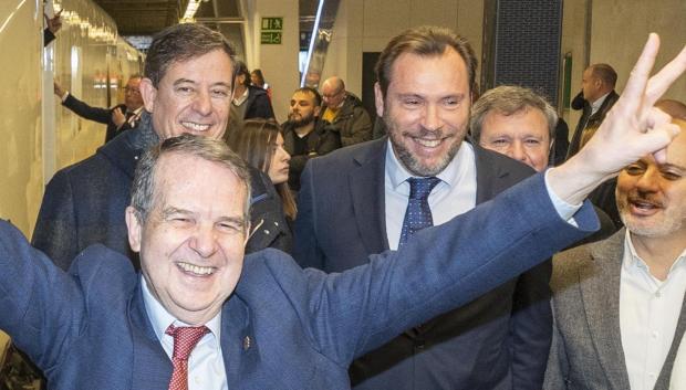 El alcalde de Vigo celebra la llegada de un tren Avril de alta velocidad, en enero de 2024