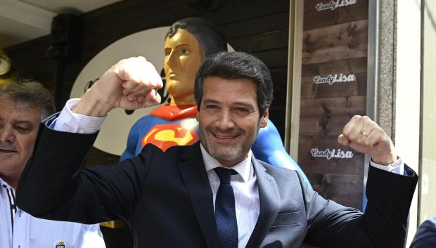 André Ventura, líder de Chega en Portugal, posando con una figura de Superman