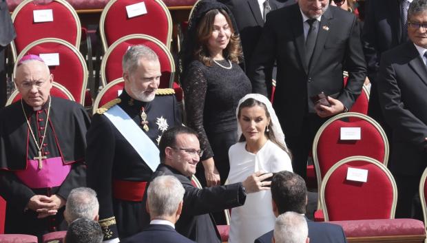 Los Reyes, al principio de la misa de inicio del pontificado de León XIV