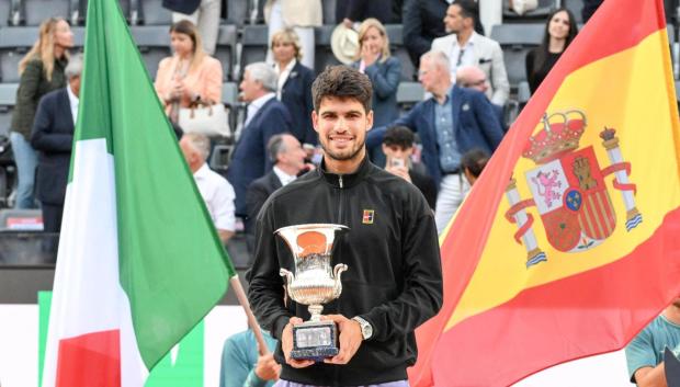 Carlos Alcaraz posa con el título de campeón del Masters 1000 de Roma