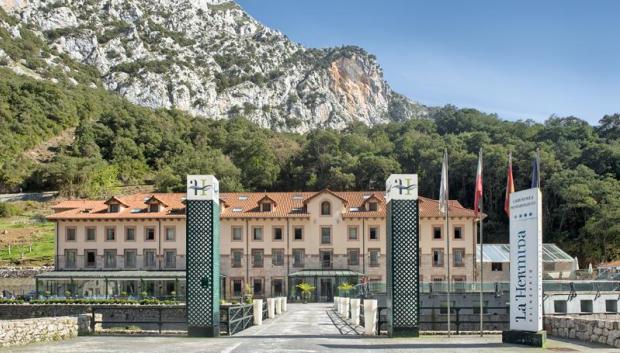 Exterior del balneario de La Hermida.