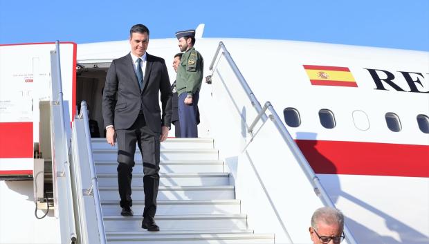 El presidente del Gobierno de España, Pedro Sánchez, baja del Falcon presidencial