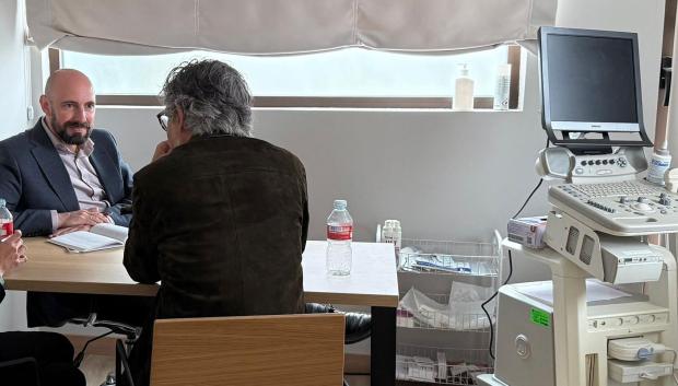Un momento de la entrevista de Fabrice Hadjadj con El Debate, junto a un ecógrafo de Fertilitas