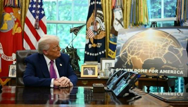 Trump presentando el proyecto de la Cúpula Dorada