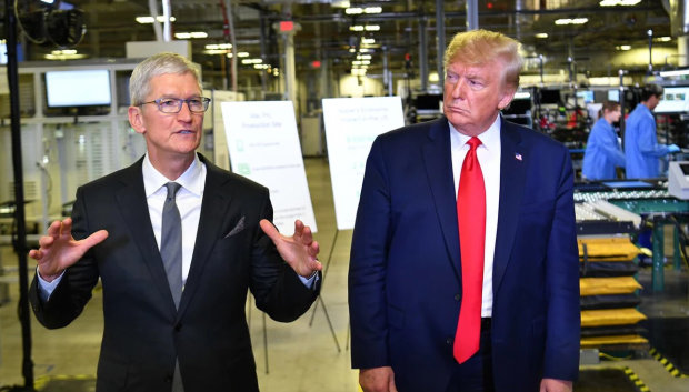 Trump junto al presidente de Apple, Tim Cook