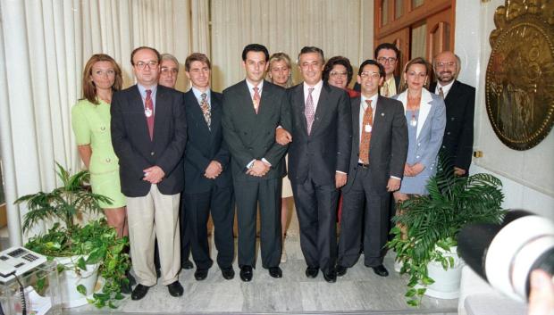 Parte del equipo de gobierno del PP en el pleno constitutivo de julio de 1995, junto a Javier Arenas