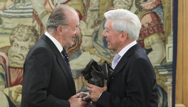 EL Rey Juan Carlos junto con el escritor Mario Vargas Llosa en la Zarzuela en 2010