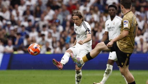Luka Modric pasa un balón en el partido frente a la Real Sociedad
