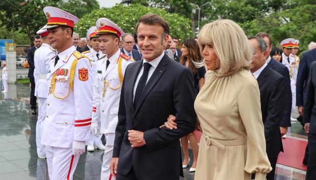 El presidente francés, Emmanuel Macron, y su esposa, Brigitte Macron, en Vietnam