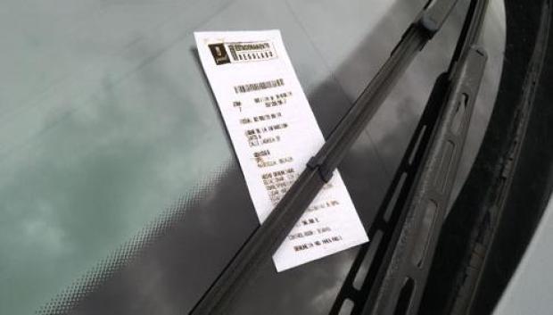 Multas sobre el parabrisas, una imagen cada vez más habitual en Madrid