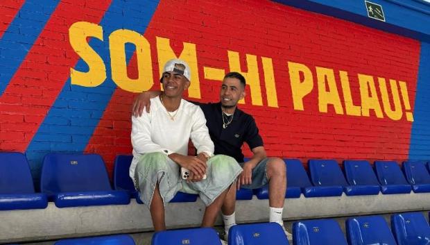 Lamine Yamal, junto a su padre Mounir Nasraoui tras firmar su renovación de contrato hasta 2031