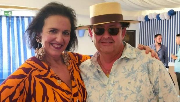 Manuel Serrano, con su esposa, en la Feria de Córdoba