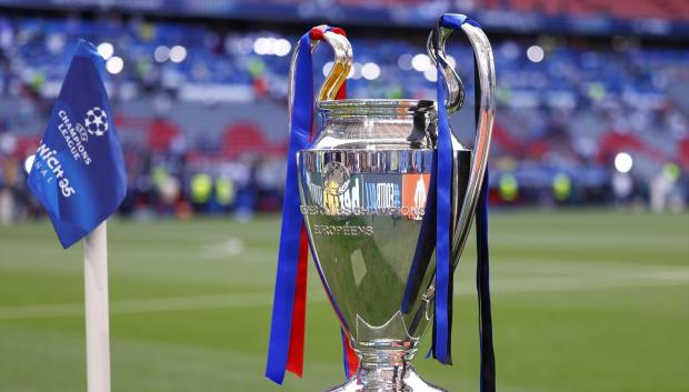 El trofeo de la Champions League que se disputará entre el PSG y el Inter de Milán
