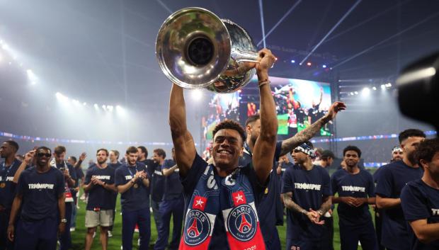 Desire Doué celebra la Champions League con los aficionados del PSG