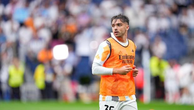 Raúl Asencio, en un calentamiento en el Bernabéu