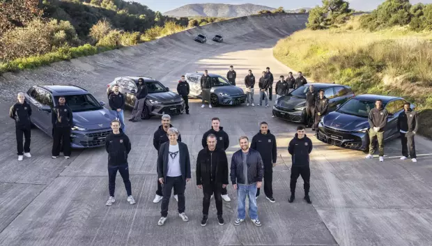 La plantilla junto a los modelos de la marca Cupra