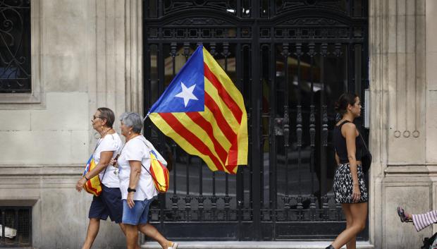Imagen de dos mujeres con una estelada tomada durante una manifestación